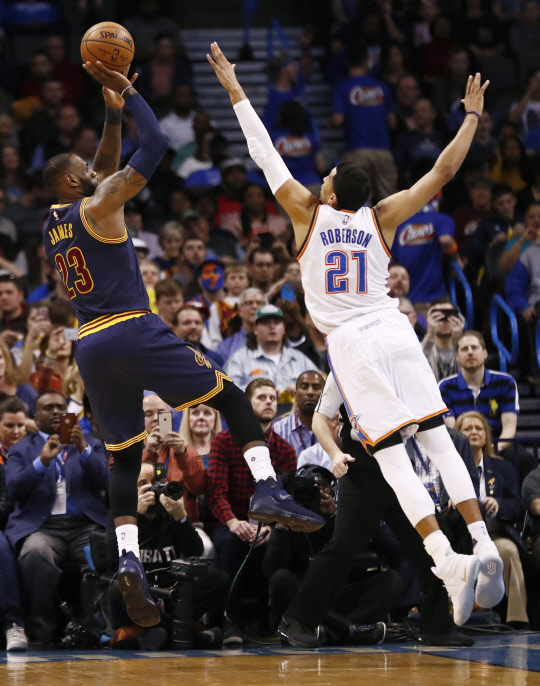 10일(한국시각) 미국 오클라호마주 체서피크 에너지 아레나에서 열린 오클라호마시티 선더와 클리블랜드 캐벌리어스의 경기에서 클리블랜드 포워드 르브론 제임스가 상대 수비를 피해 점프슛을 시도하고 있다. 사진=연합뉴스